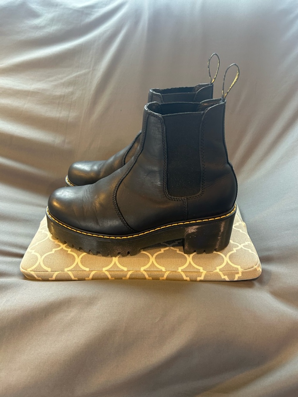 Classic Dr. Martens Black Leather Chelsea Boots W Heel - Picture 3 of 11